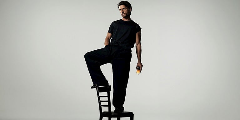 Jonathan Bailey, Giorgio Armani’nin Yeni Koku Hikayesinin Başrolünde